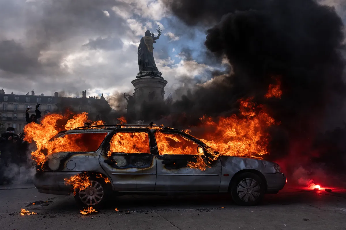 França decreta toque de recolher em Paris e outras cidades após protestos violentos