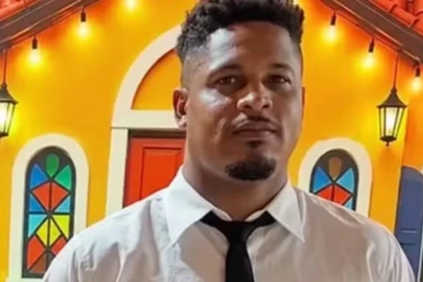 Canoa vira no mar e homem morre afogado após salvar crianças em praia da Bahia