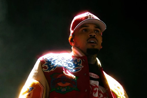 Chris Brown é condenado a oito meses de prisão por agredir produtor musical com garrafadas na cabeça em boate