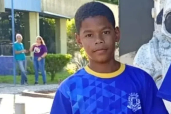 Menino de 11 anos é morto ao lado do irmão após homens invadirem casa em Feira de Santana