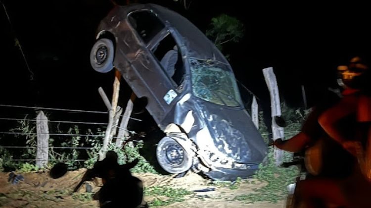 Carro se envolve em colisão e fica em posição vertical nas imediações do povoado da Cigana, no município de Piritiba-BA