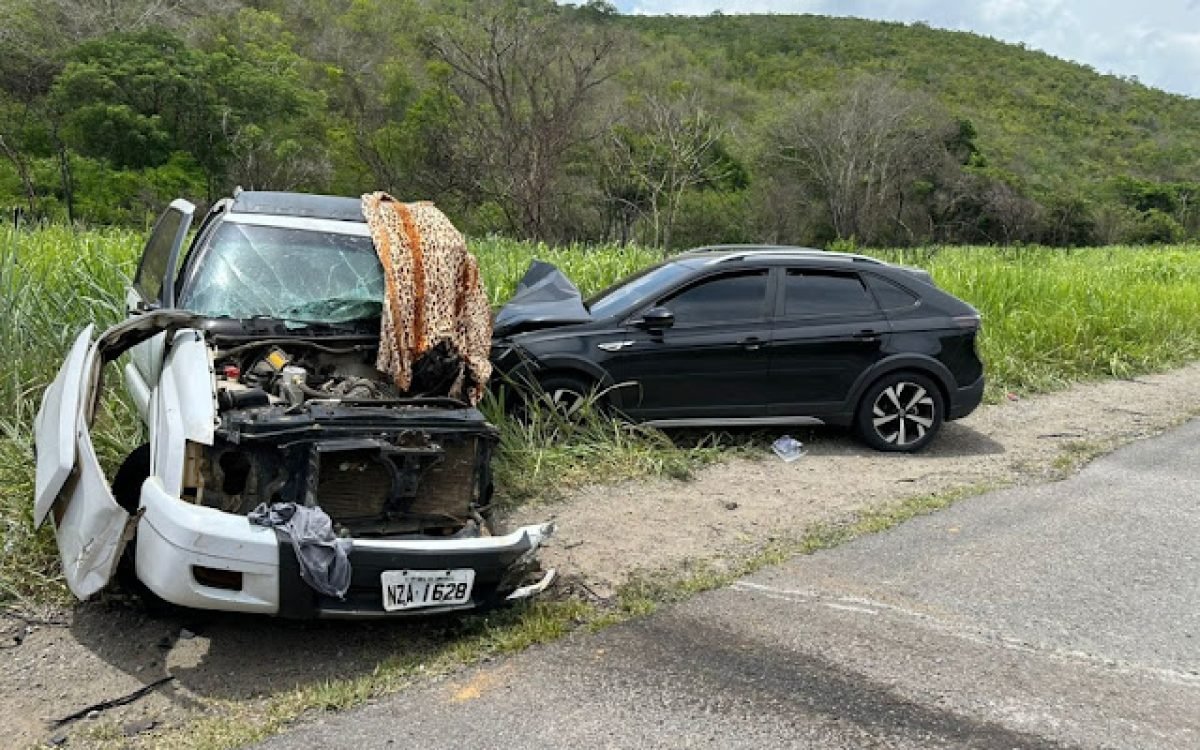Acidente entre três veículos e uma carreta deixa um homem morto na BR-116, entre Jaguaquara e Jequié