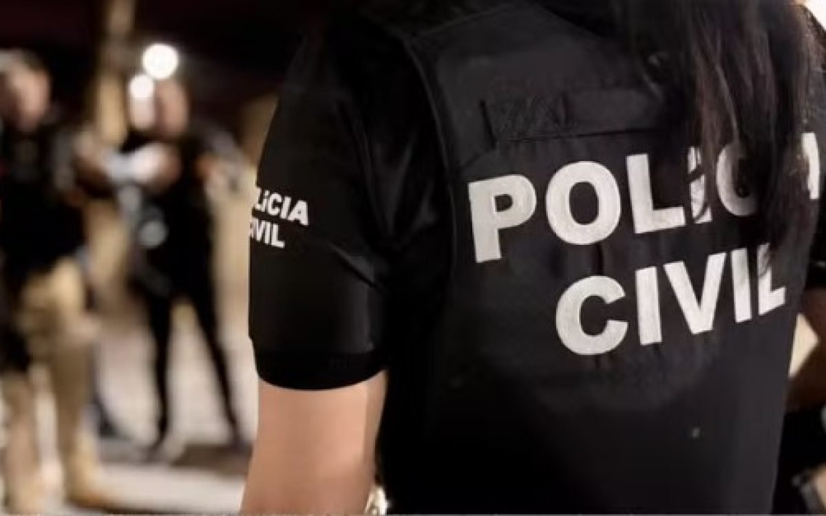 Mulher é presa após esfaquear irmão durante briga por sofá