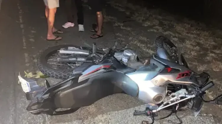 Homem e mulher morrem após perder o controle de motocicleta e cair debaixo de caminhão na BR-324