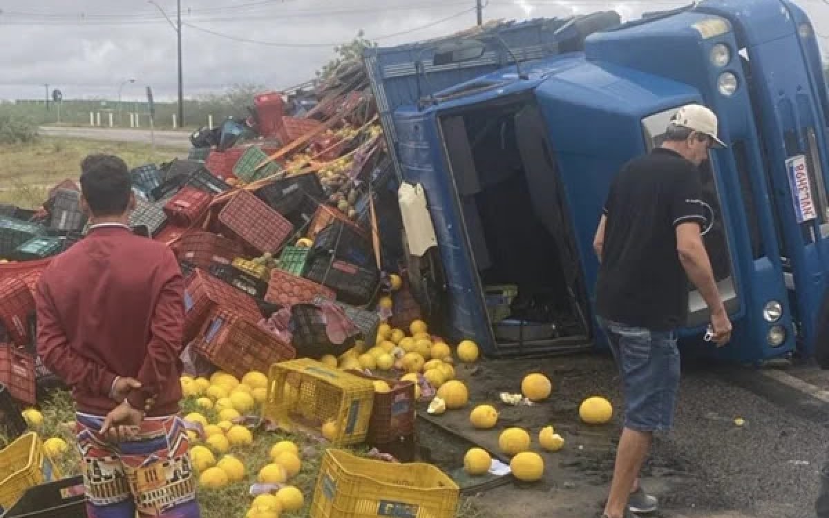 Caminhão carregado de frutas tomba no contorno de Capim Grosso nesta sexta-feira