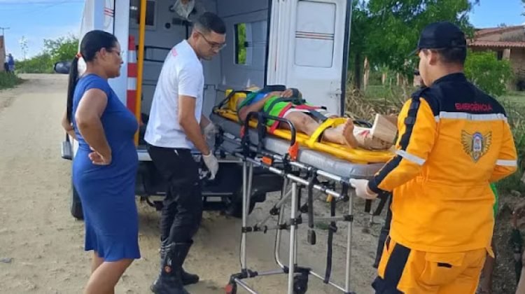 Adolescente tem fratura exposta após acidente de moto em povoado; irmão também se fere