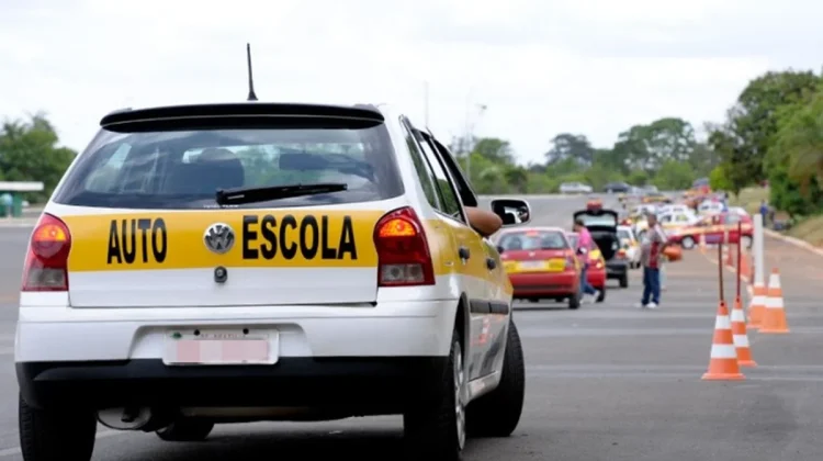 Contran aprova mudança de regras da CNH e acaba com obrigação de aulas em autoescolas no Brasil
