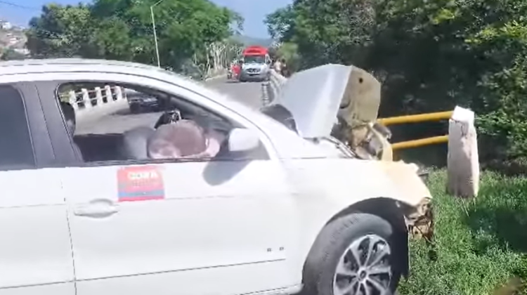 Carro de aplicativo colide com ponte no bairro Inocoop, em Jacobina.
