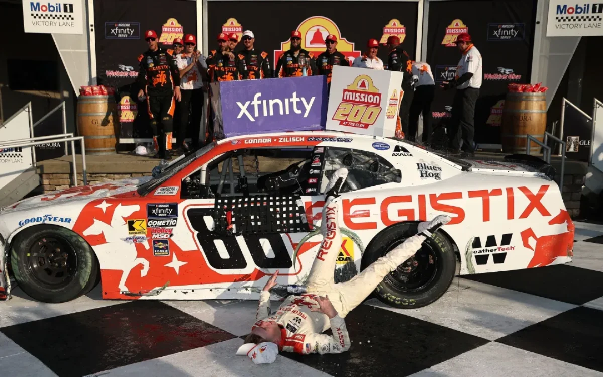 Líder da NASCAR Xfinity Series quebra clavícula em comemoração após vitória”