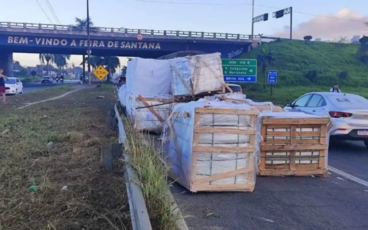 Duplo acidente na BR-324 espalha cargas e causa caos no trânsito entre Feira de Santana e Salvador
