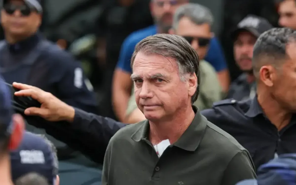 Bolsonaro é encaminhado ao hospital após bater a cabeça em sua cela