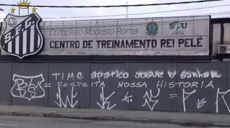 Torcida do Santos protesta após goleada para o Palmeiras e picha muro do CT Rei Pelé