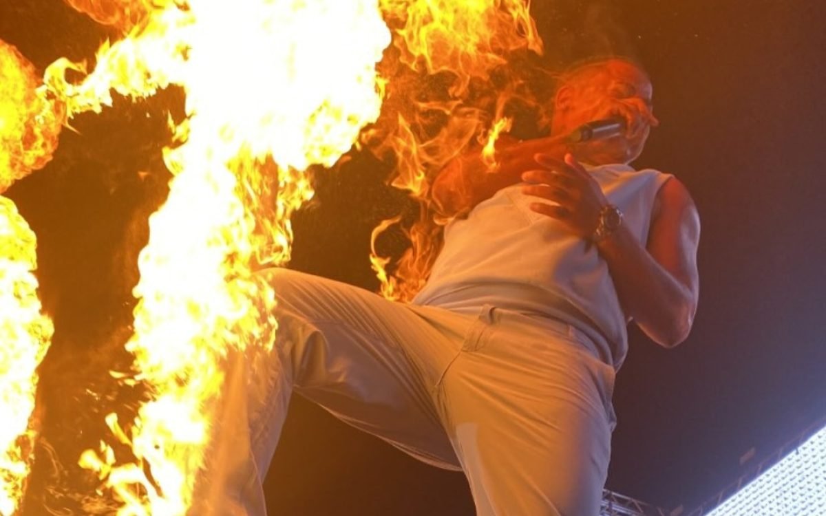 Rapper Major RD é atingido por fogo durante show no Rio de Janeiro
