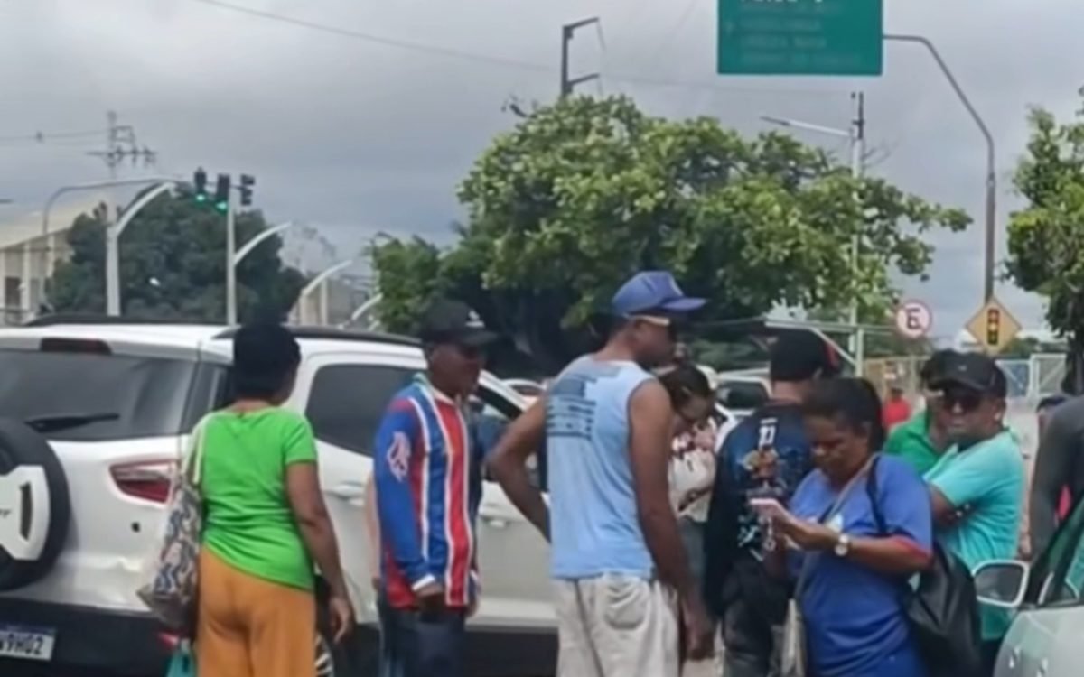 Ciclista desmaia ao bater em carro parado em Jacobina.