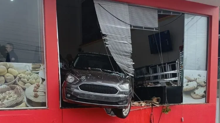 Carro desgovernado invade padaria em Ijuí e deixa três feridos; motorista tem 88 anos