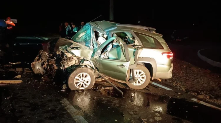 Acidente com carro, moto e van mata oito pessoas na BR-146
