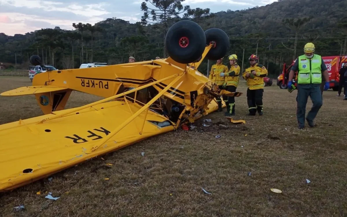 Avião cai e deixa homem morto e mulher gravemente ferida em Santa Catarina
