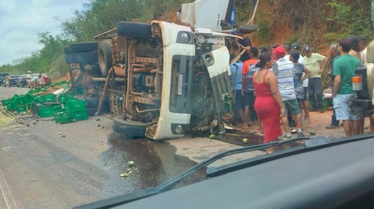 Caminhão tomba na Serra do Tombador, em Jacobina.