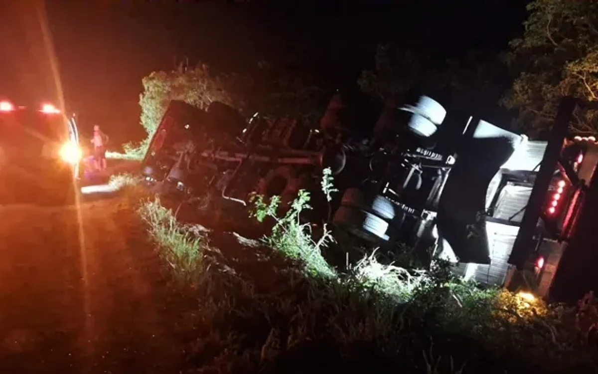 Carreta carregada de frutas tomba e deixa três feridos na BR 324