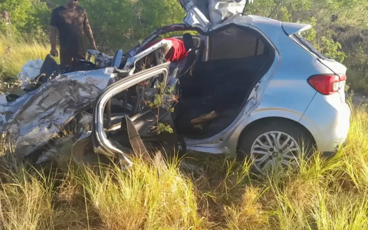 Colisão frontal entre carro e carreta deixa homem morto e uma mulher ferida na BR-116 Norte