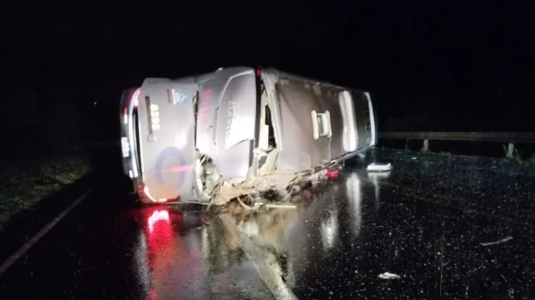 Ônibus da empresa Rota tomba na BR-116 Sul e passageiros ficam feridos