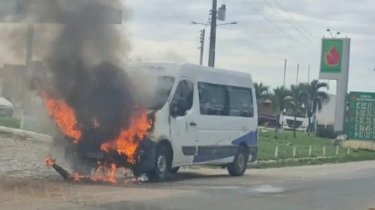 Van da Secretaria de Saúde de Nova Fátima é atingida por incêndio nas proximidades de posto de combustível em Valente