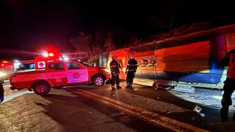 Ônibus de excursão tomba em rodovia, deixa três mortos e 44 feridos