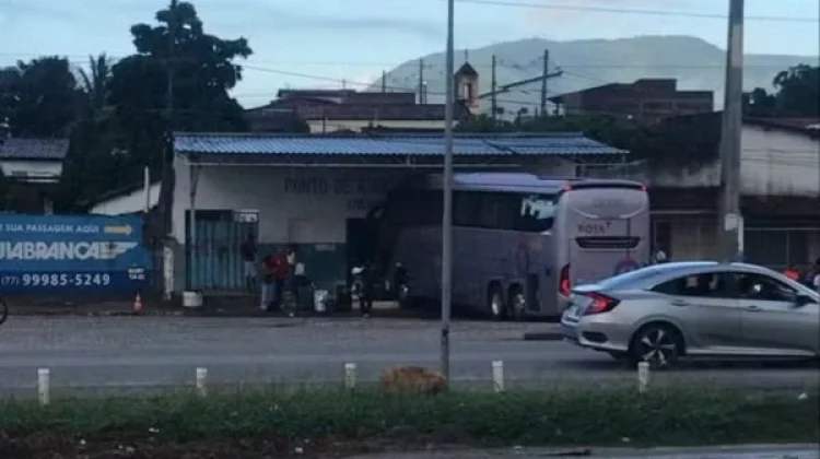 Ônibus invade rodoviária no sudoeste da Bahia e deixa pelo menos dois mortos