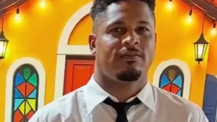 Canoa vira no mar e homem morre afogado após salvar crianças em praia da Bahia