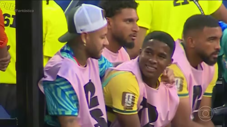 ‘Se eu pudesse, eu entrava’: Endrick desabafa com Neymar durante estreia do Brasil na Copa