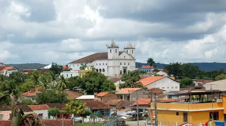 Corpo esquartejado é encontrado em praça de distrito baiano