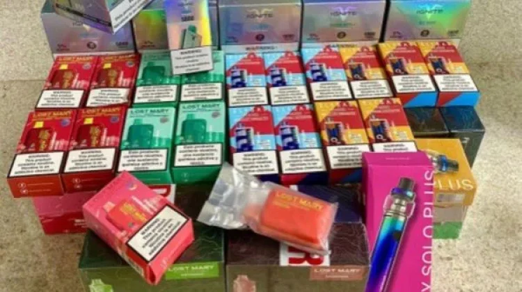 Aluno é obrigado a ficar nu por suspeita de portar cigarro eletrônico em escola