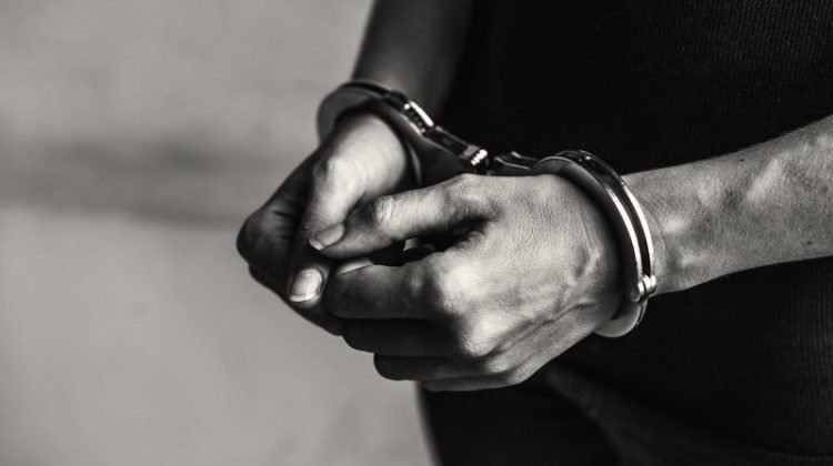 Solto há dois dias, homem mata companheira e atira na filha de 1 ano na Paraíba