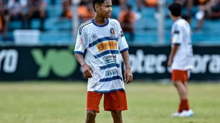 Jogador de futebol de 16 anos: adolescente morre em acidente grave na Bahia