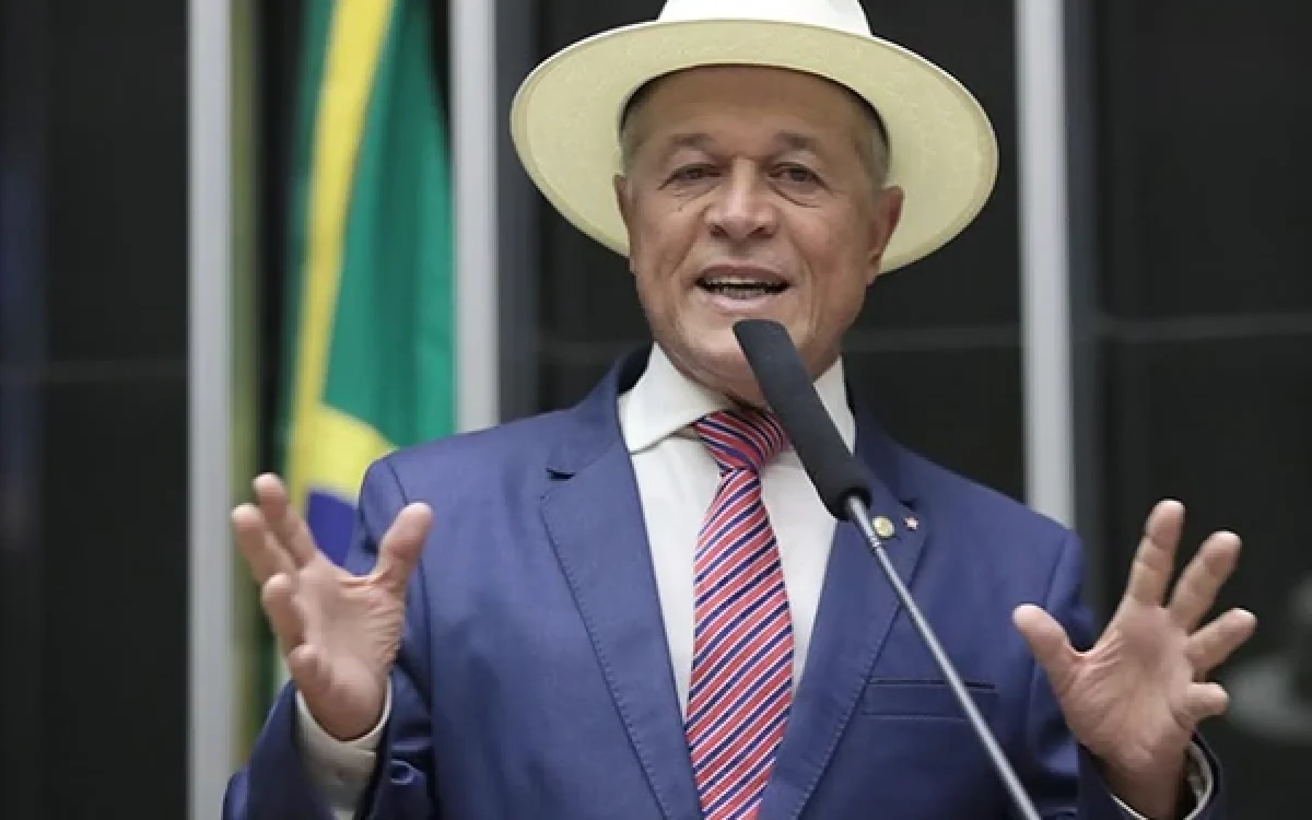 Justiça manda deputado federal retirar outdoors de cidade na Bahia