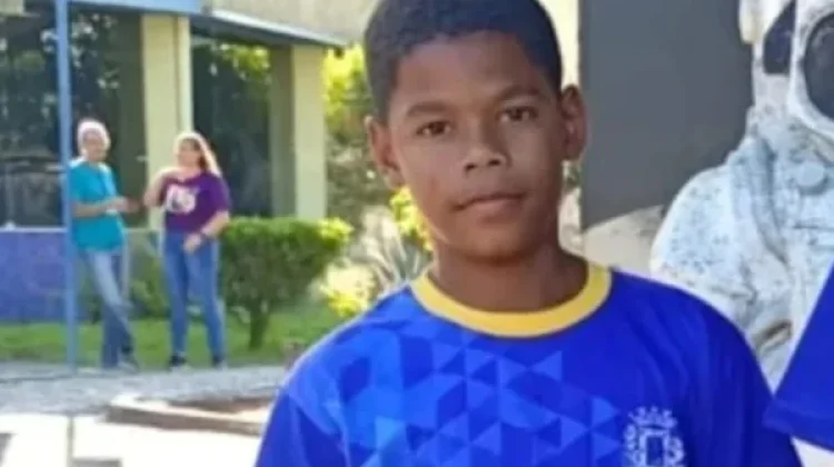 Menino de 11 anos é morto ao lado do irmão após homens invadirem casa em Feira de Santana