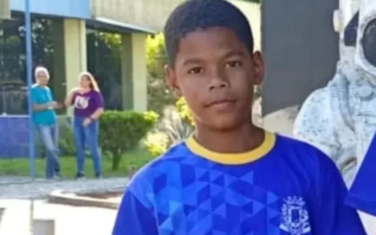 Menino de 11 anos é morto ao lado do irmão após homens invadirem casa em Feira de Santana