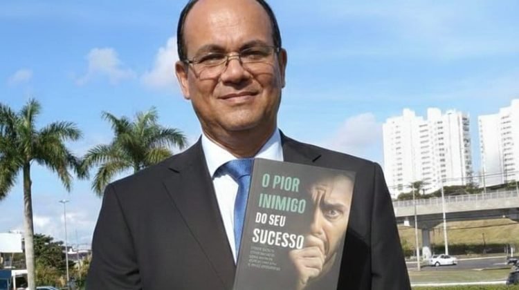 Jacobinense conquista selo Best Seller da Amazon com o livro “O pior inimigo do seu sucesso”