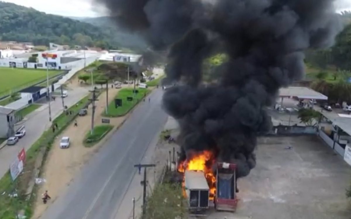 Motorista morre eletrocutado e incêndio destrói veículos em Gandu