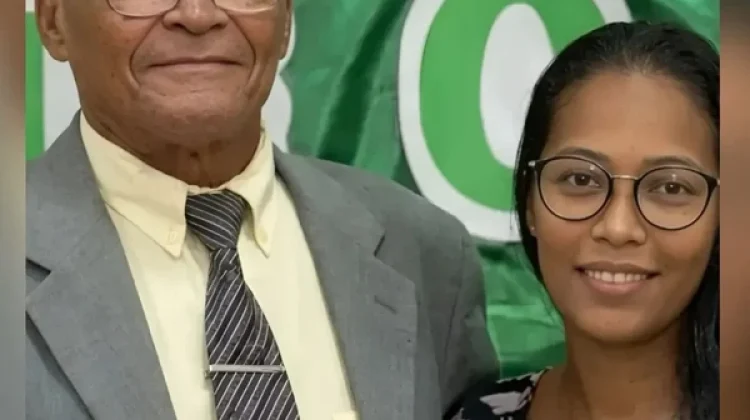 Homem de 67 anos mata esposa, de 27, com facada nas costas dentro de casa