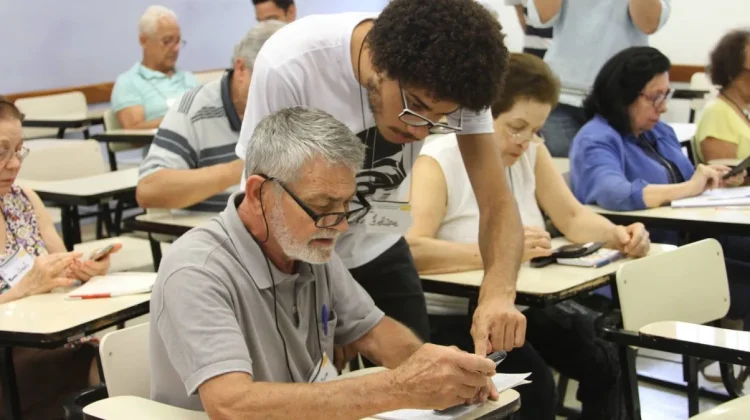 Número de idosos estudando no ensino superior aumenta