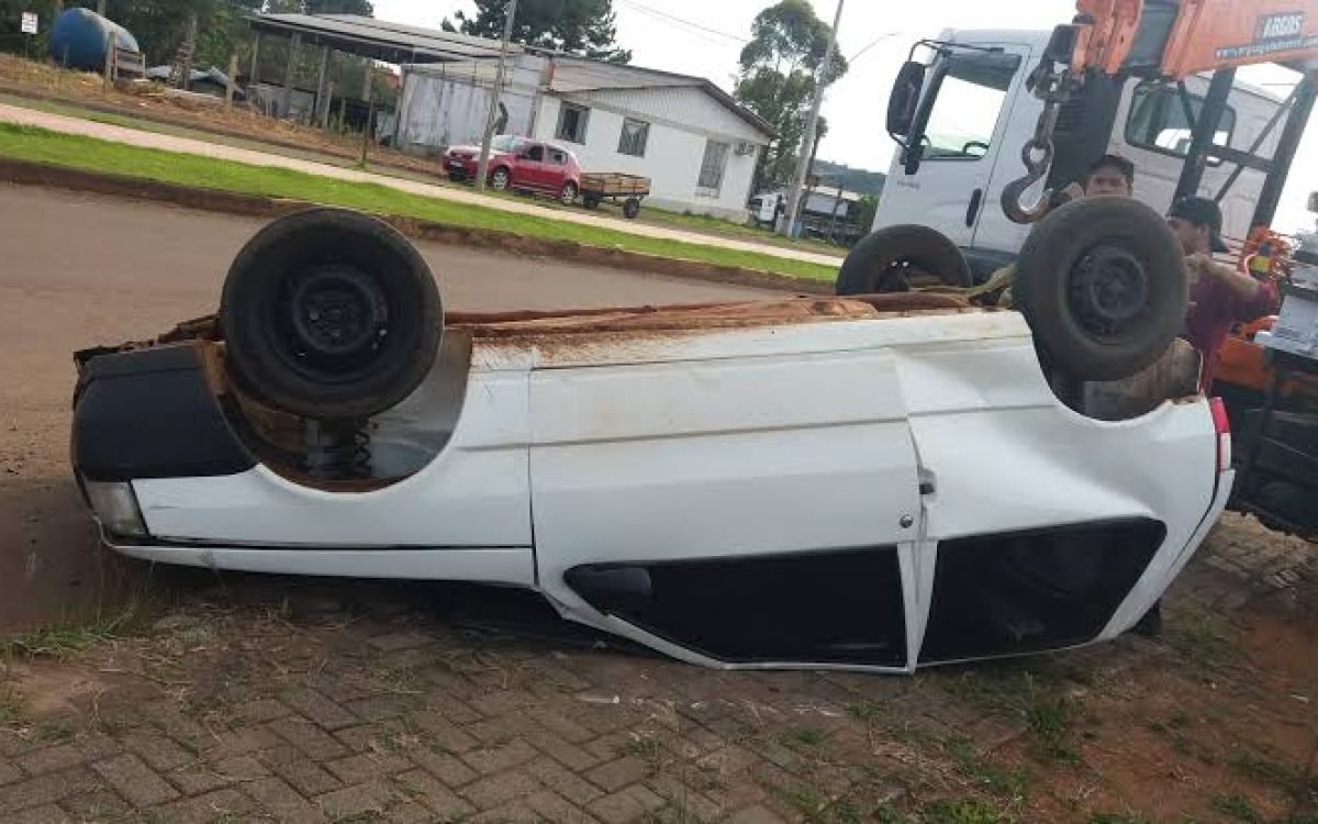 Video mostra carro estacionado capotando ‘sozinho’o Paraná. 