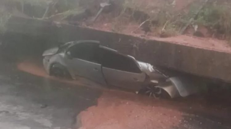Carro é esmagado após deslizamento de terra em Simões Filho