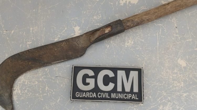 Homem é preso após ameaçar adolescentes de 12 e 13 anos com foice no interior da Bahia