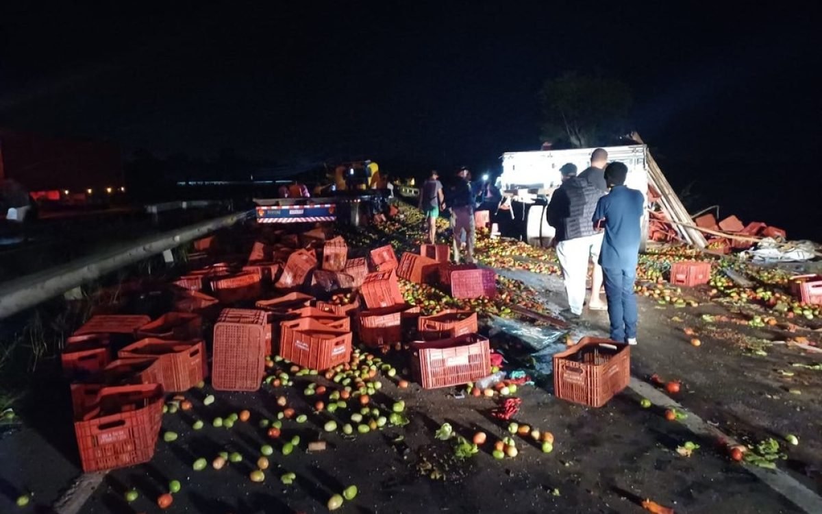 Acidente entre caminhões e carro deixa três mortos e um ferido grave na Bahia