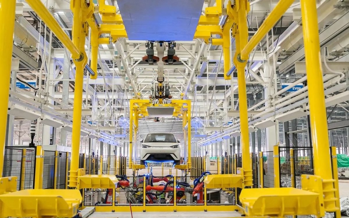 BYD inaugura primeira fábrica no Brasil, na Bahia, com investimento superior a R$ 5 bilhões