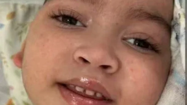 Criança de 3 anos dada como morta permanece viva por horas sem cuidado médico e morre em UTI
