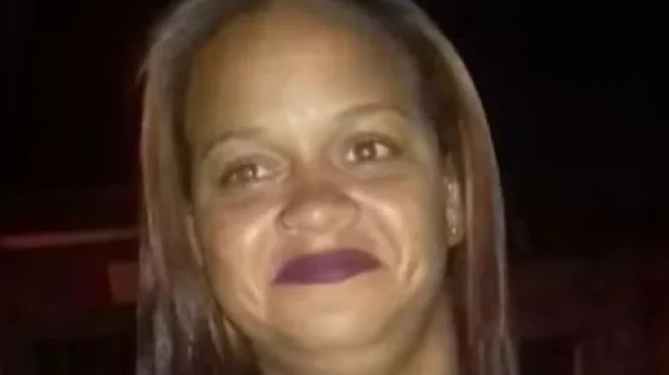 Mulher é eletrocutada ao tocar em tomada enquanto estava molhada