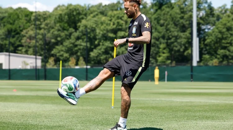 Neymar não viaja com a Seleção para jogo contra o Haiti para continuar tratamento de lesão