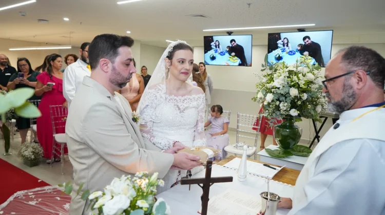 Paciente com câncer realiza sonho de casamento dentro de hospital com direito a vestido de noiva, véu e buquê